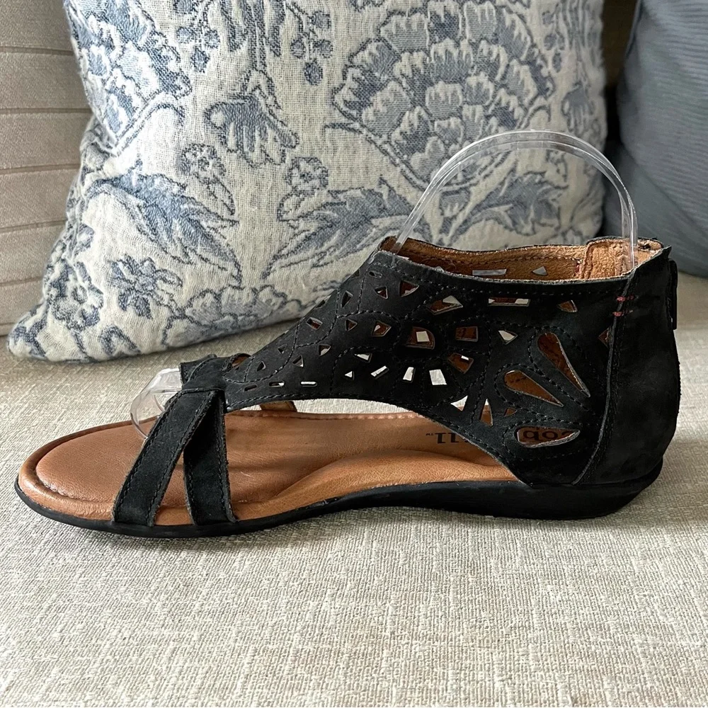 Cobb Hill Black and Tan Sandals Gladiator Sandals